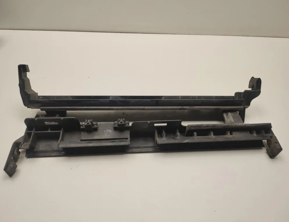 MERCEDES-BENZ C-Class W204/S204/C204 (2004-2015) Radiatoru kronšteini A2045010320 28830796