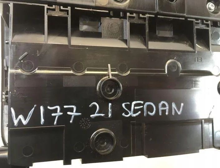 MERCEDES-BENZ A-Class W177 (2018-2024) Salona apgaismojums A0009008730 24275528