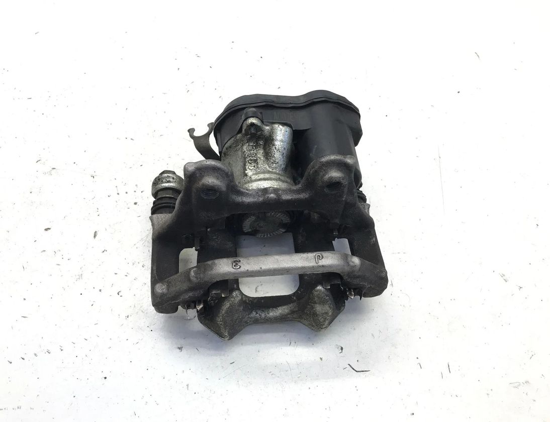 BMW 2 Series Active Tourer U06 (2021-2023) Aizmugurējais labais bremžu suports 6891066 30188616