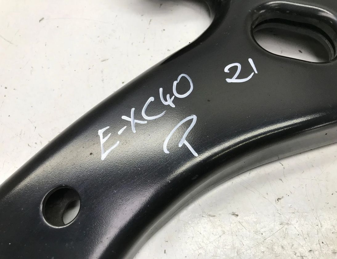 VOLVO XC40 1 generation (2017-2024) Priekšējās dakšas / ričagi 32346248 30190713