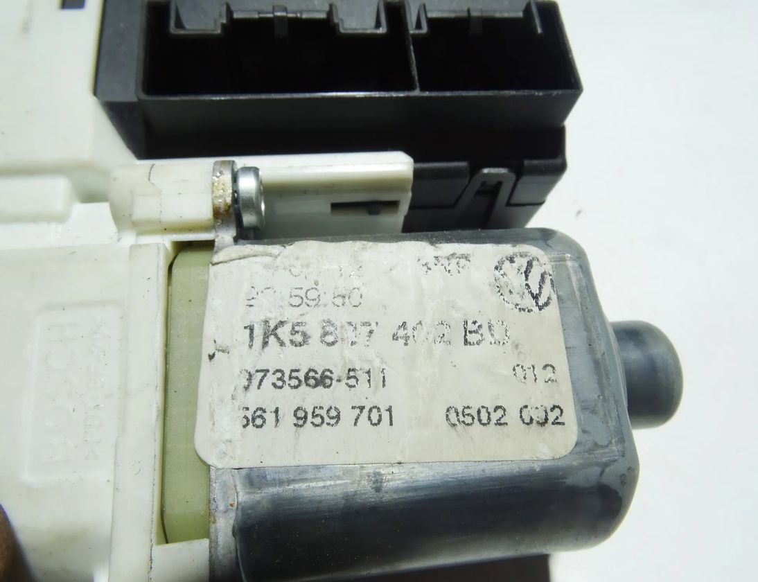 VOLKSWAGEN Passat Variant 1 generation (2010-2024) Маторчик стеклоподъемника передней правой двери 1K5837402BD 14664441