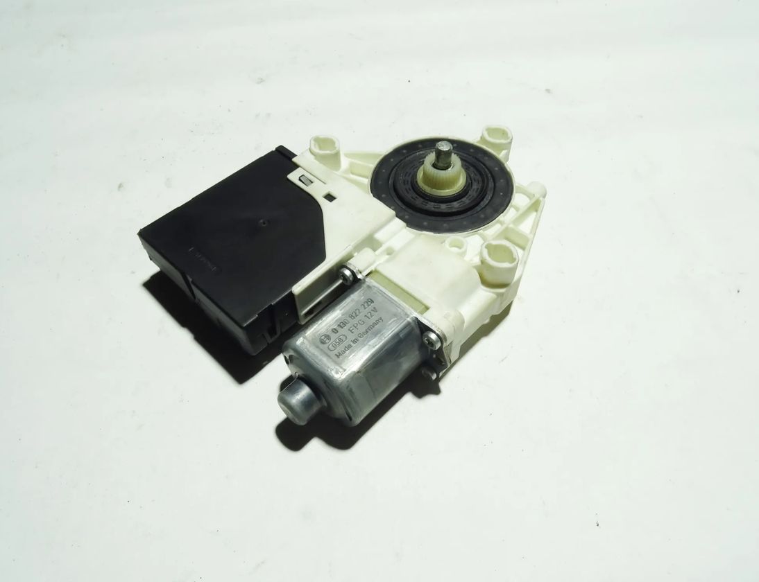 VOLKSWAGEN Passat Variant 1 generation (2010-2024) Маторчик стеклоподъемника передней правой двери 1K5837402BD 14664441