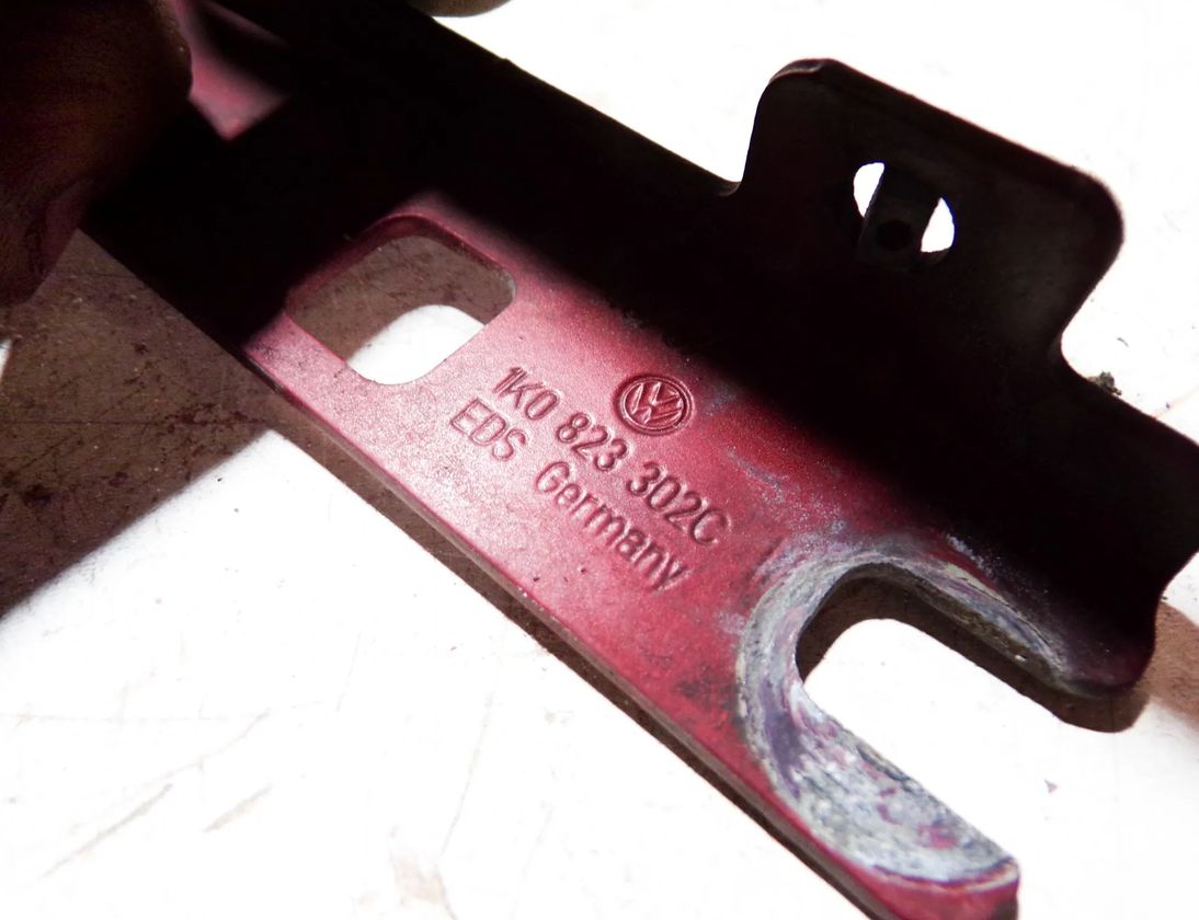 VOLKSWAGEN Golf 5 generation (2003-2009) Front Right Bonnet Hinge 1K0823302C 18333741