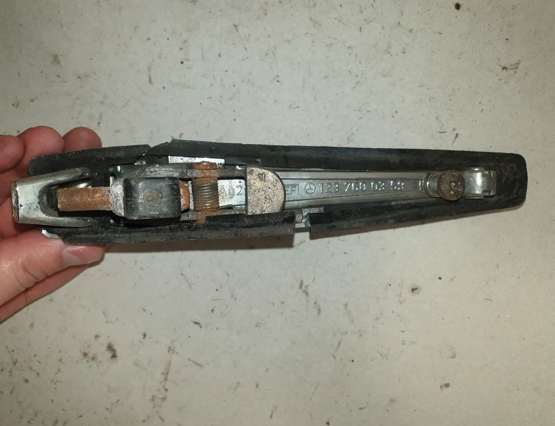 MERCEDES-BENZ W124 1 generation (1984-1994) Наружная ручка задней правой двери 1237600359 24258226