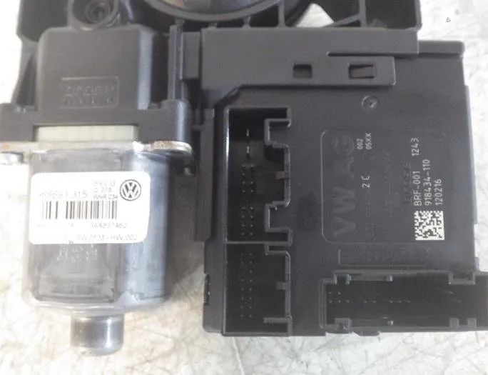 VOLKSWAGEN Passat B7 (2010-2015) Priekšējo labo durvju logu pacelšanas motorīts 3AA837462 14601154