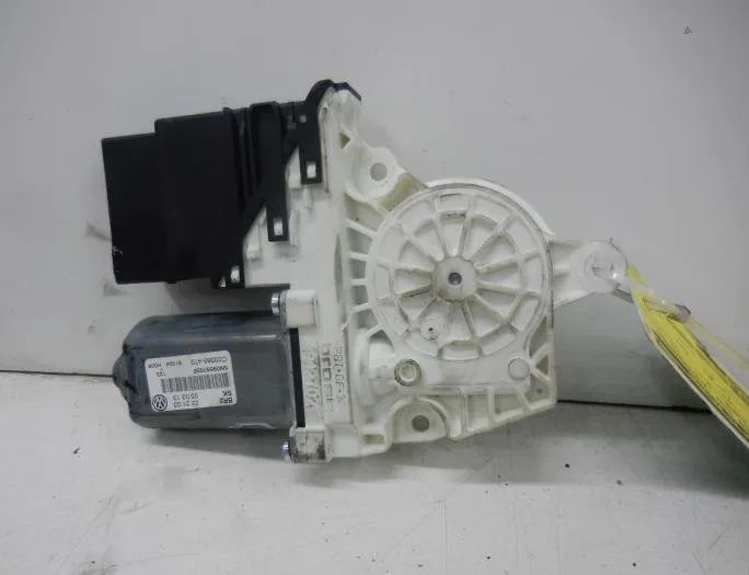 VOLKSWAGEN Tiguan 1 generation (2007-2017) Маторчик стеклоподъемника передней правой двери 5N0959703F 17335130