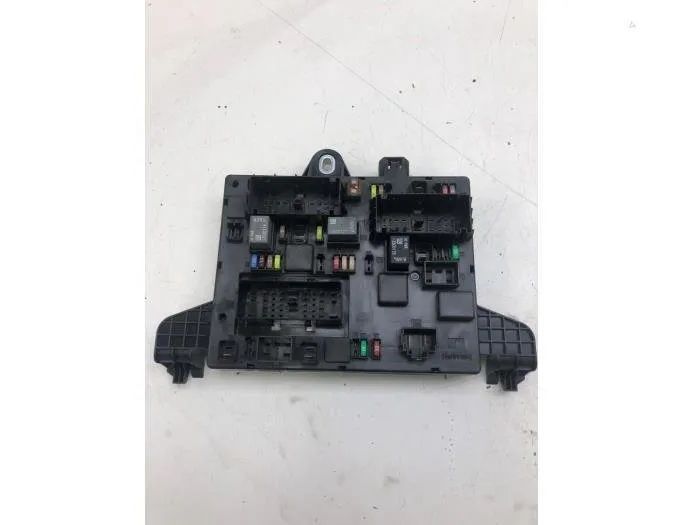 OPEL Astra J (2009-2020) Fuse Box 13302301 30407958