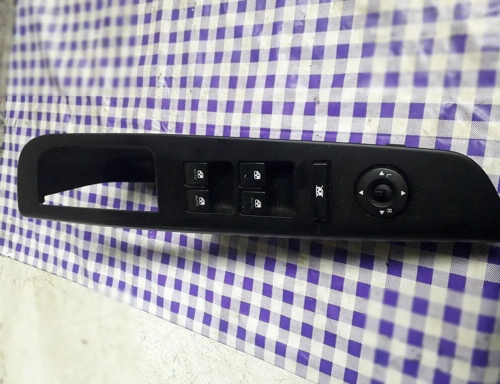 KIA Cee'd 1 generation (2007-2012) Priekšējo kreiso durvju logu pacēlāja slēdži 823511H000 17468626