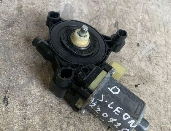 SEAT Leon 3 generation (2012-2020) Priekšējo kreiso durvju logu pacēlāja motorīts 5q0959802 32115997