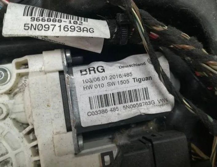 VOLKSWAGEN Tiguan 1 generation (2007-2017) Маторчик стеклоподъемника передней левой двери 5N0959703G 27894085