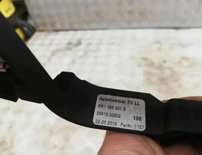 AUDI A4 allroad B9 (2016-2024) Задний багажник гриль 8W1820901B 27900987