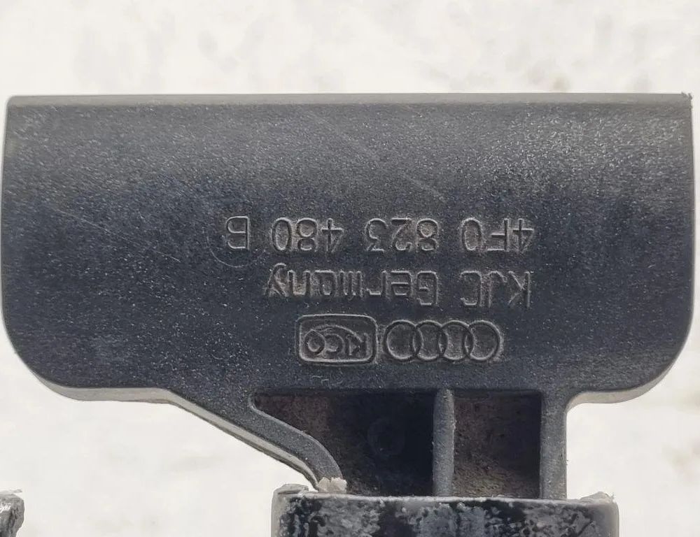 AUDI A6 C6/4F (2004-2011) Крюк капотa 4F0823480B 31437826