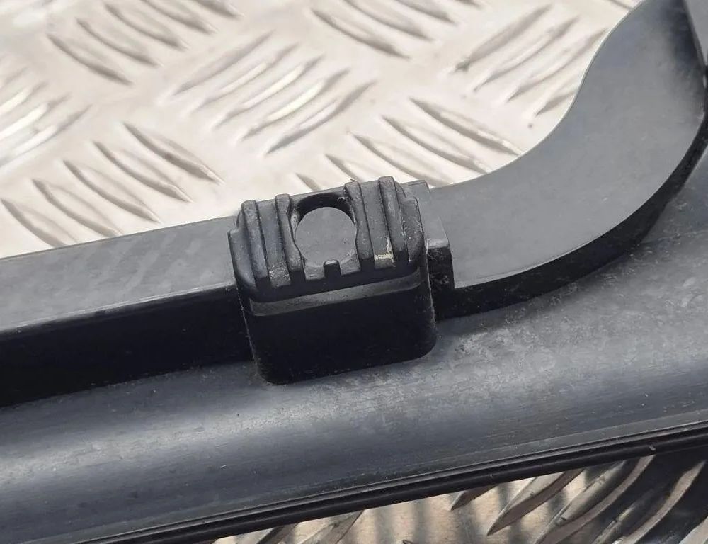 SEAT Exeo 1 generation (2009-2012) Priekšējā stikla tīrītāja apdare / plastmasa 3R1819403 31440759