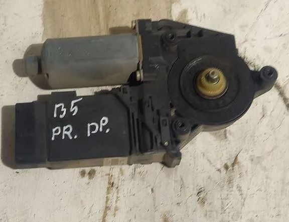 VOLKSWAGEN Passat B5 (1996-2005) Priekšējo kreiso durvju logu pacēlāja motorīts 0130821694 31441811