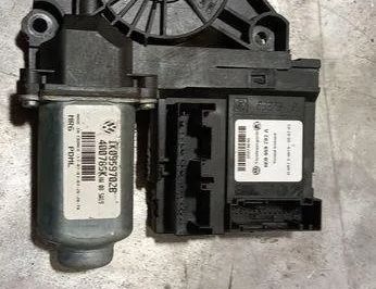 VOLKSWAGEN Touran 1 generation (2003-2015) Маторчик стеклоподъемника передней левой двери 1K0959702B 31442070