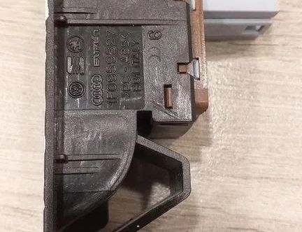 VOLKSWAGEN Touran 1 generation (2003-2015) Переключатель открытия топливного бака 1T0959551 31444764