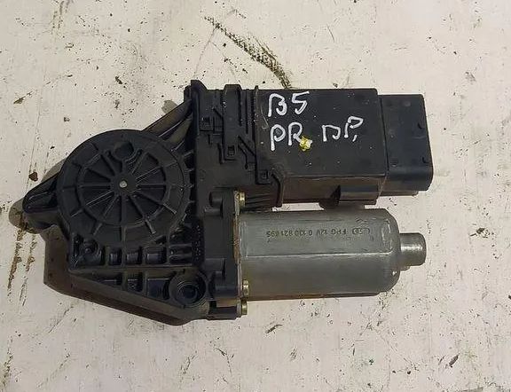 VOLKSWAGEN Passat B5 (1996-2005) Priekšējo kreiso durvju logu pacēlāja motorīts 3B4837751S 31451654