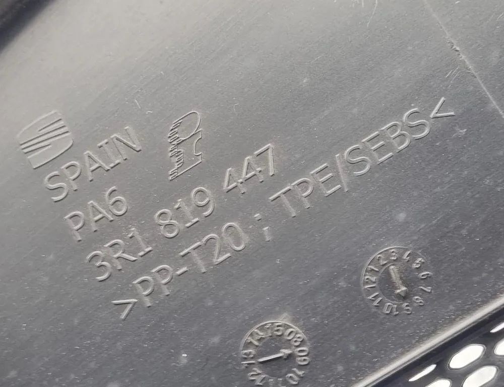 SEAT Exeo 1 generation (2009-2012) Priekšējā stikla tīrītāja apdare / plastmasa 3R1819447 31471358