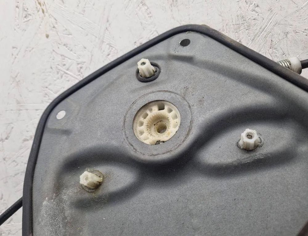 VOLKSWAGEN Jetta 3 generation (1992-1998) Стеклоподъемник задней правой двери 1K5837462B 31475359