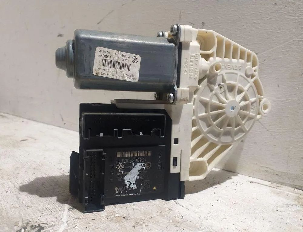 VOLKSWAGEN Passat B7 (2010-2015) Маторчик стеклоподъемника передней левой двери 1K0959701P 31476398