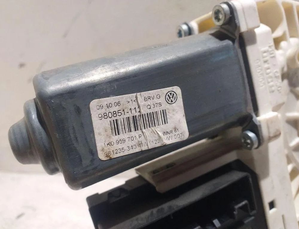 VOLKSWAGEN Passat B7 (2010-2015) Маторчик стеклоподъемника передней левой двери 1K0959701P 31476398