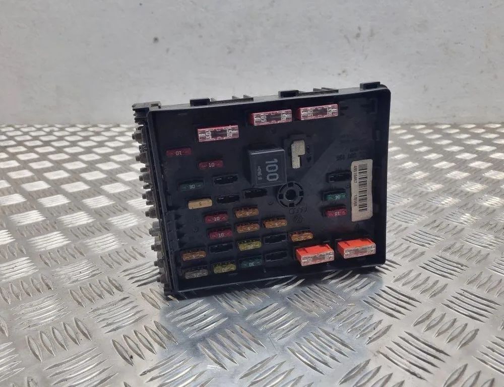 VOLKSWAGEN Passat B6 (2005-2010) Fuse box 3C0937125 31476543