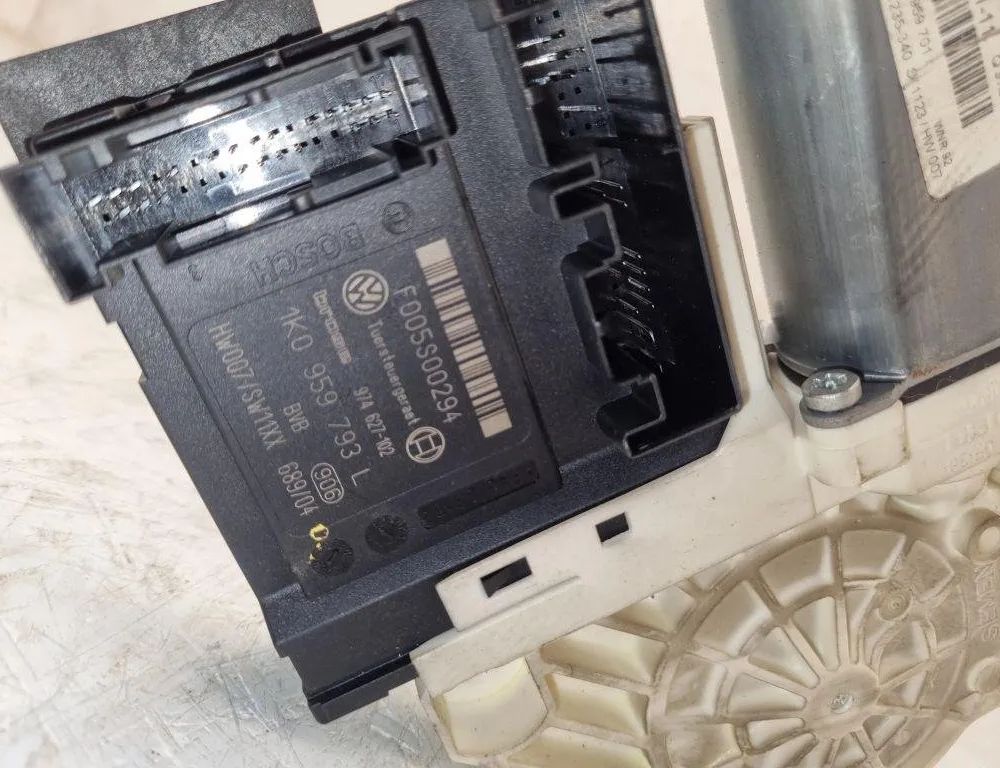 VOLKSWAGEN Passat B6 (2005-2010) Маторчик стеклоподъемника передней левой двери 1K0959701P 31477703