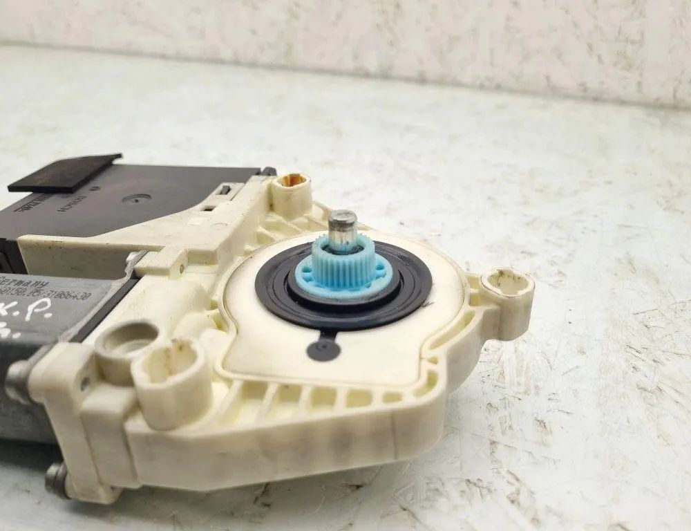 VOLKSWAGEN Passat B6 (2005-2010) Маторчик стеклоподъемника передней левой двери 1K0959701P 31477703