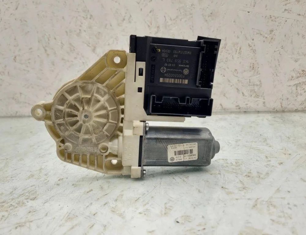 VOLKSWAGEN Passat B6 (2005-2010) Маторчик стеклоподъемника передней левой двери 1K0959701P 31477703
