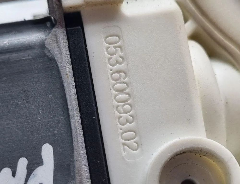 VOLKSWAGEN Passat B6 (2005-2010) Маторчик стеклоподъемника передней левой двери 0536009302 31479258