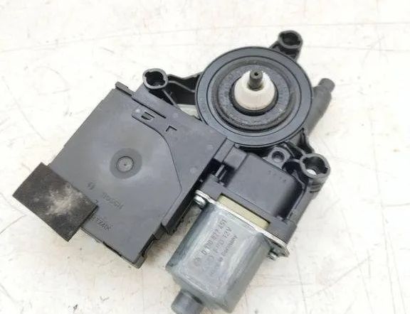 VOLKSWAGEN Passat B6 (2005-2010) Priekšējo kreiso durvju logu pacēlāja motorīts 3C1837461l 31906478