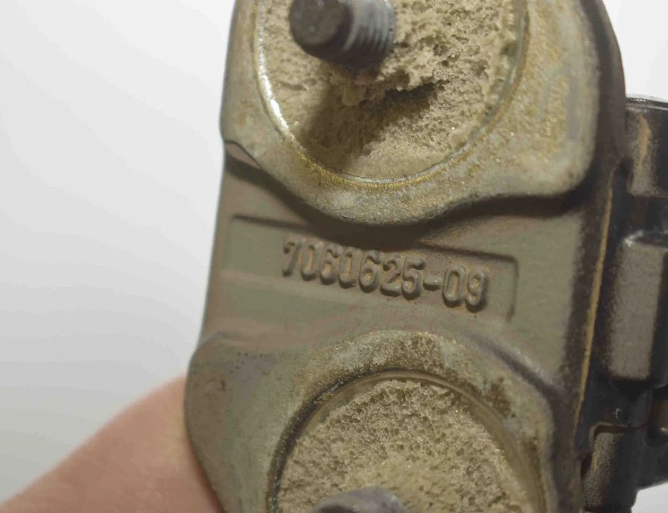 BMW X1 E84 (2009-2015) Петля крышки багажника правая 7060626,7060625,7067219,41627067219,7067220,41627067220 32595204