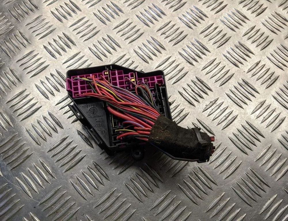 AUDI A4 B7/8E (2004-2008) Fuse Box 8D1941824 31427148