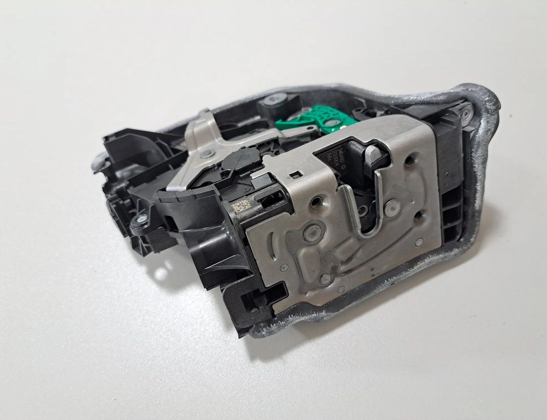 BMW X5 G05/G18 (2018-2024) Aizmugurējā labā durvju slēdzene 9464882 31157636