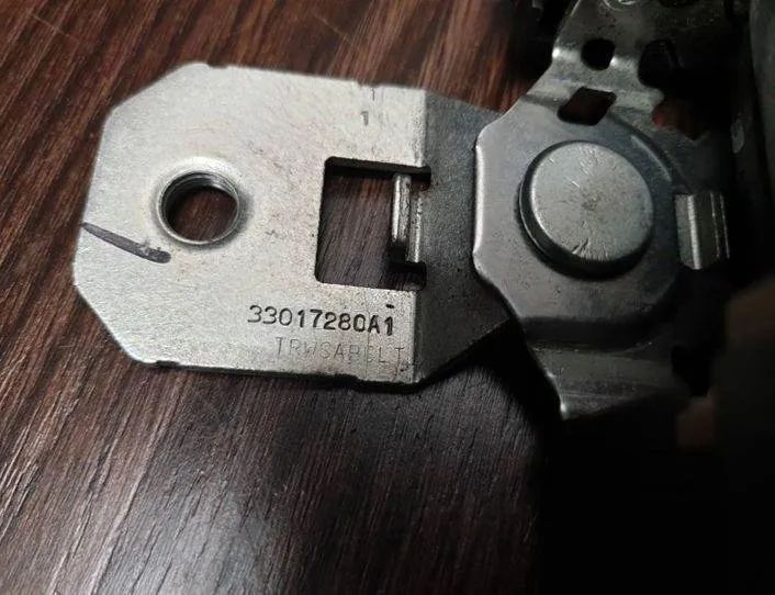 IVECO Daily 4 generation (2006-2011) Front Left Seatbelt 33017280A1 27332430