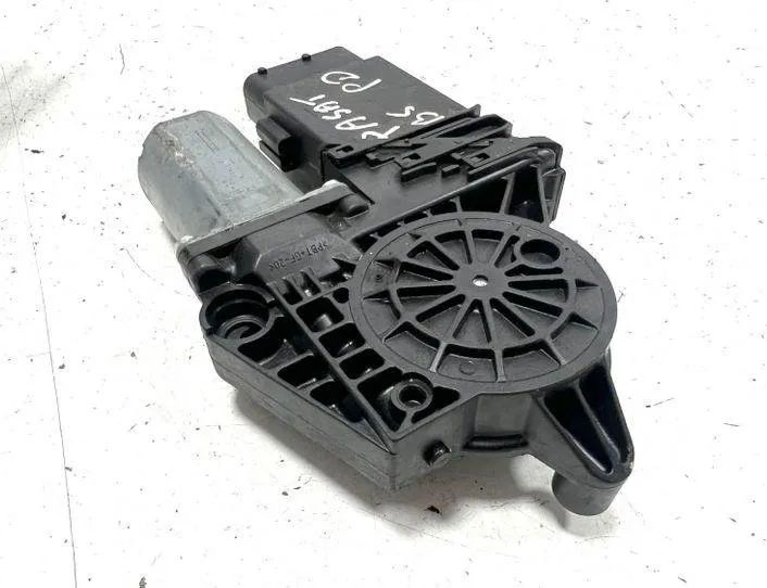 VOLKSWAGEN Passat B5 (1996-2005) Маторчик стеклоподъемника передней правой двери 105405301,0130821694,S0202071005 24739328