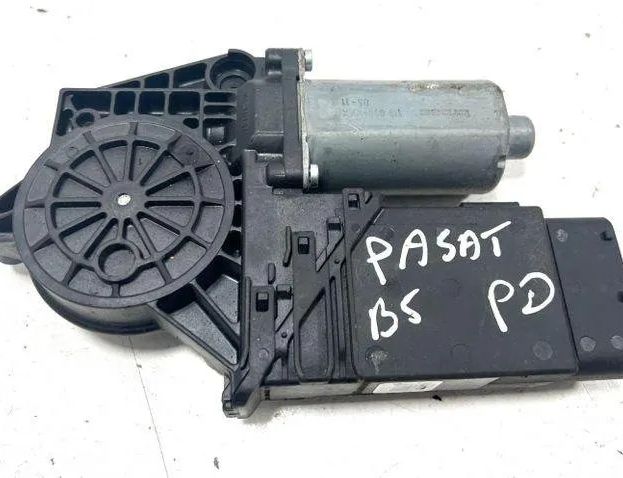 VOLKSWAGEN Passat B5 (1996-2005) Маторчик стеклоподъемника передней правой двери 105405301,0130821694,S0202071005 24739328