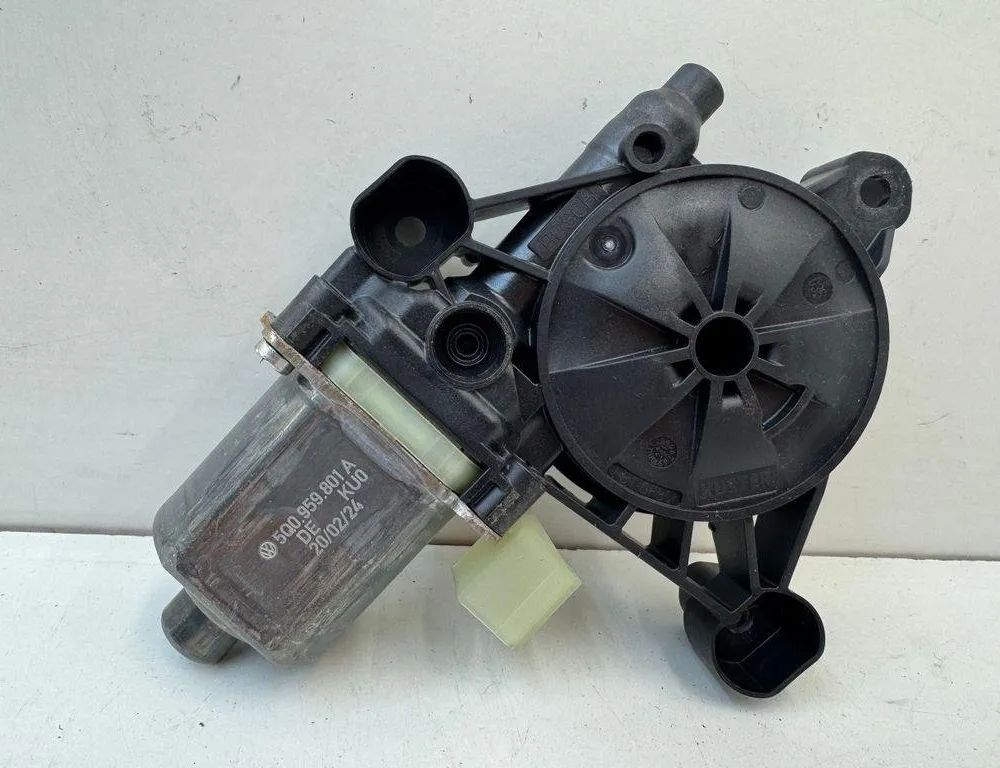 PORSCHE Macan 1 generation (2013-2023) Rear Left Door Window Control Motor 5Q0959801A 31139642