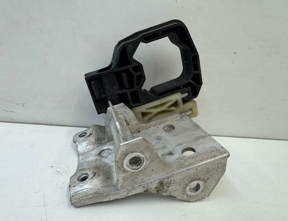 BMW M6 F06/F12/F13 (2012-2018) Держатель радиатора 7575247,7186513 31143993