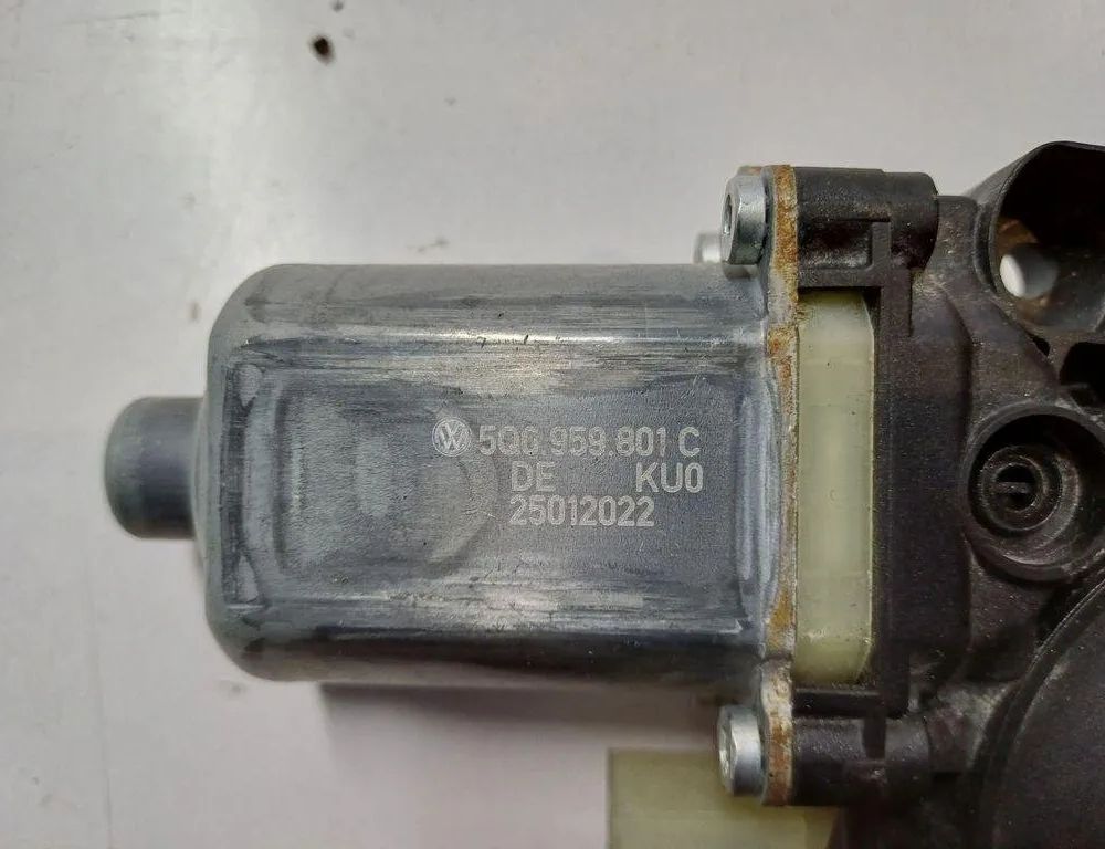 AUDI A3 8V (2012-2020) Priekšējo kreiso durvju logu pacēlāja motorīts 5Q0959801C 31154325