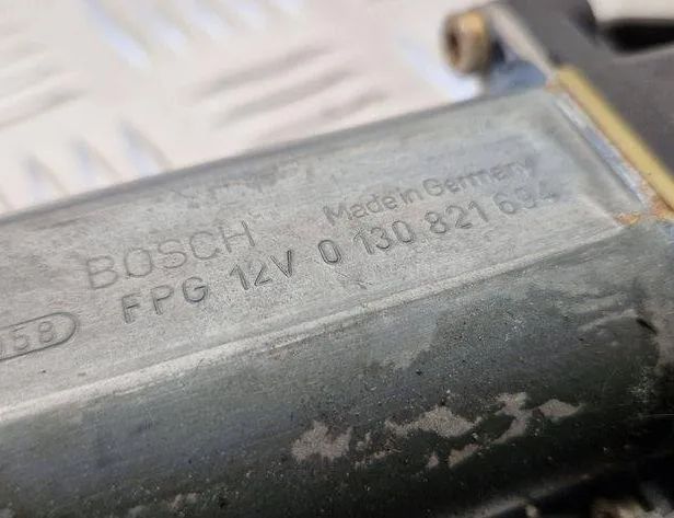 VOLKSWAGEN Passat B5 (1996-2005) Priekšējo kreiso durvju logu pacēlāja motorīts 3B4837752J 31116976