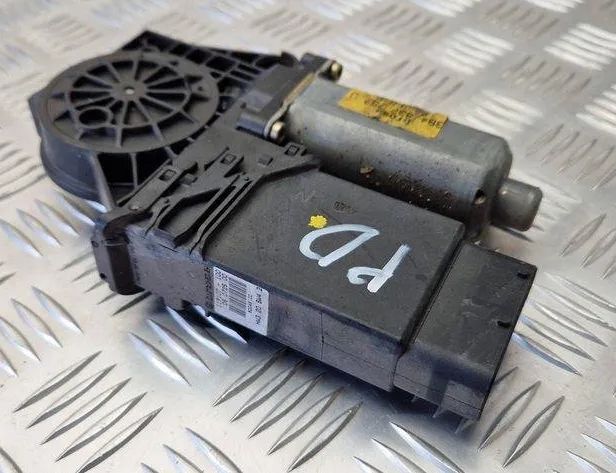 VOLKSWAGEN Passat B5 (1996-2005) Priekšējo kreiso durvju logu pacēlāja motorīts 3B4837752J 31116976