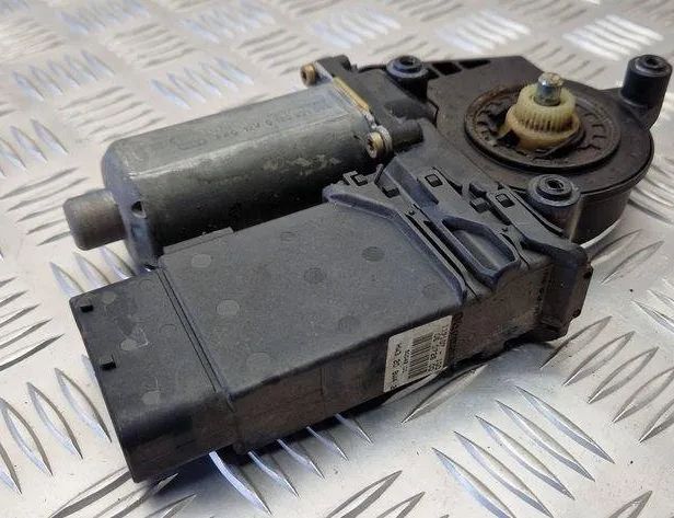 VOLKSWAGEN Passat B5 (1996-2005) Priekšējo kreiso durvju logu pacēlāja motorīts 3B4837752J 31116976