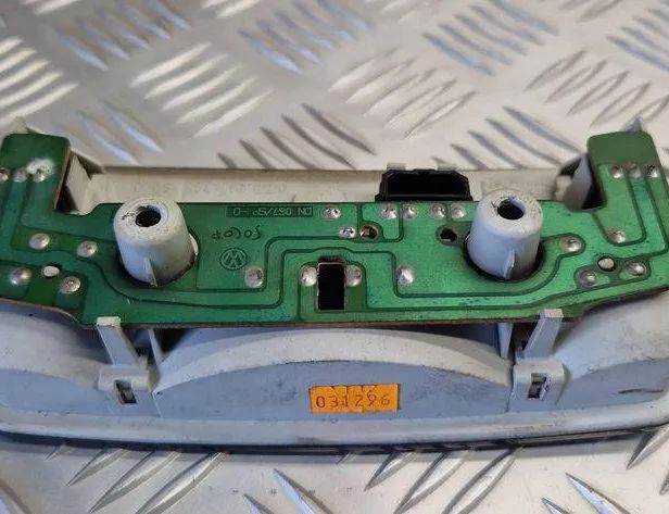 VOLKSWAGEN Passat B5 (1996-2005) Освещение салона 3B0947105 31119151