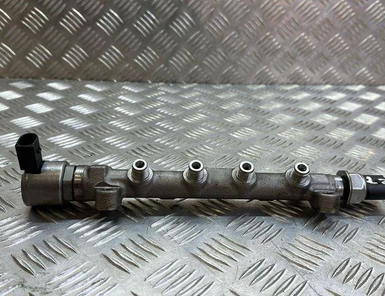 SKODA Superb 2 generation (2008-2015) Fuel Rail 04L089G 31838562