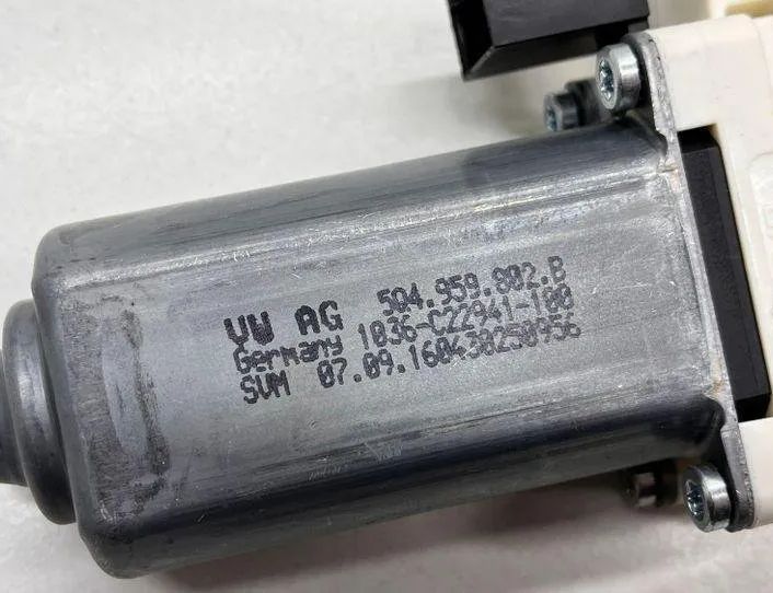 VOLKSWAGEN Variant VII TDI (2014-2024) Priekšējo labo durvju logu pacelšanas motorīts 5Q4959802B 24655703