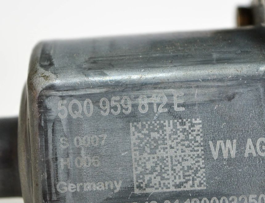 VOLKSWAGEN Tiguan 2 generation (2016-2024) Rear Right Door Window Control Motor 5Q0959812E 11089427