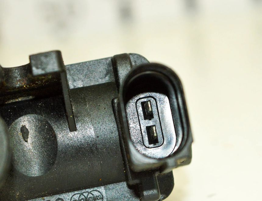 AUDI A4 B8/8K (2011-2016) Solenoid Valve 8K0906627 11414852