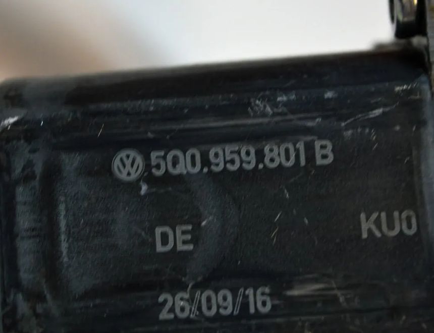 SEAT Leon 3 generation (2012-2020) Priekšējo kreiso durvju logu pacēlāja motorīts 5Q0959801B 3496110