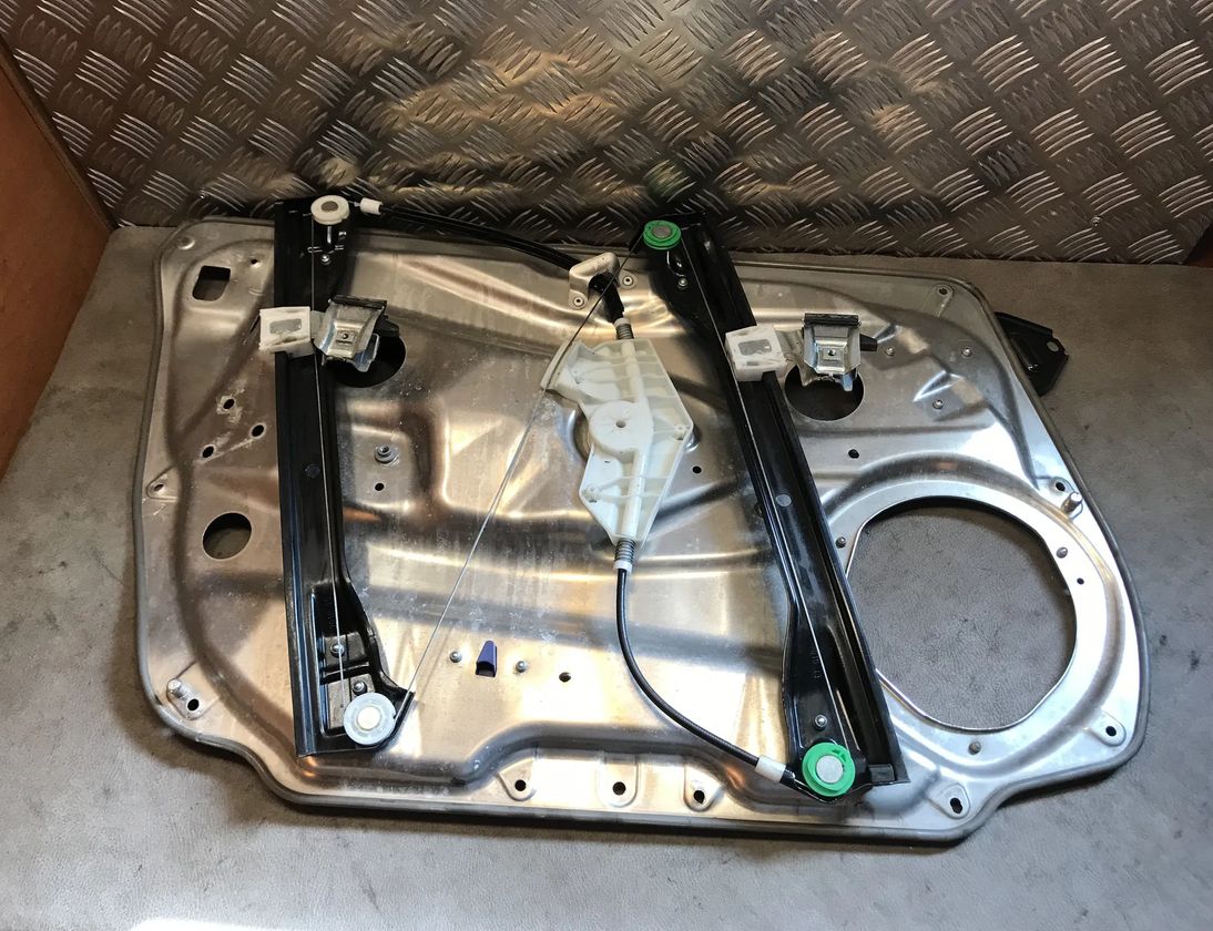 MERCEDES-BENZ E-Class W212/S212/C207/A207 (2009-2016) Priekšējo labo durvju logu pacēlājs A2128201102 17190611